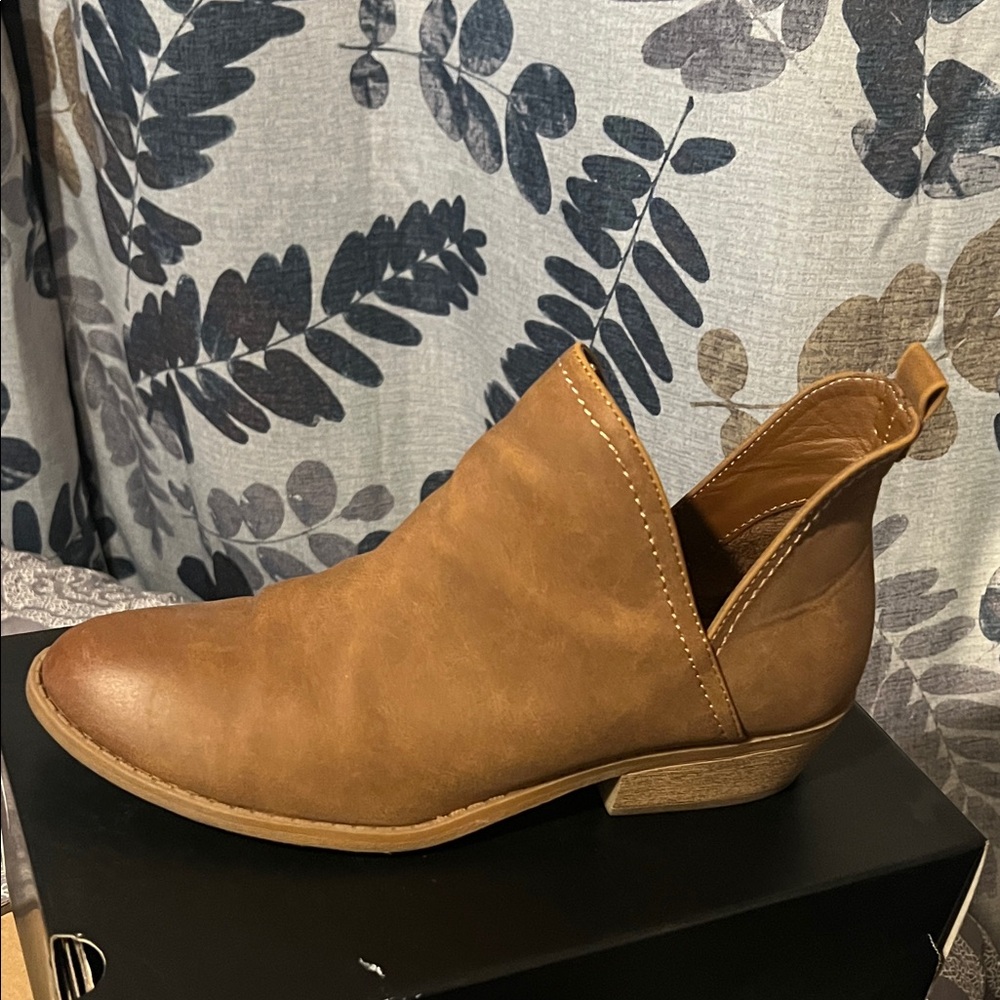 Universal Thread Tan Ankle Booties